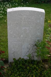 Dozinghem Military Cemetery - King, T